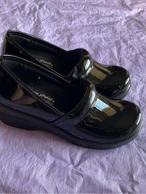 New without tag - easy street Black Patent Platform Slip-On Clogs